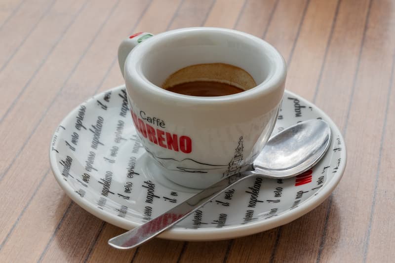 ヨーロッパで初めにカフェができた国は。