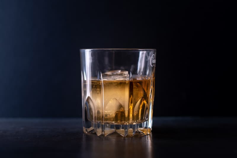 バーボンとウイスキーは違う？｜歴史、製造法、そして楽しみ方